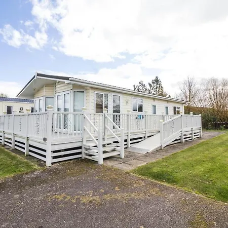 Luxury 5 Berth Lodge At Manor Park With Huge Decking In Hunstanton Ref 23198K Exterior photo