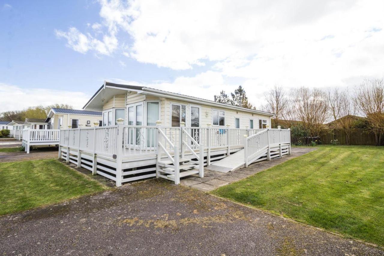Luxury 5 Berth At Manor Park With Huge Decking In Ref 23198k Hunstanton