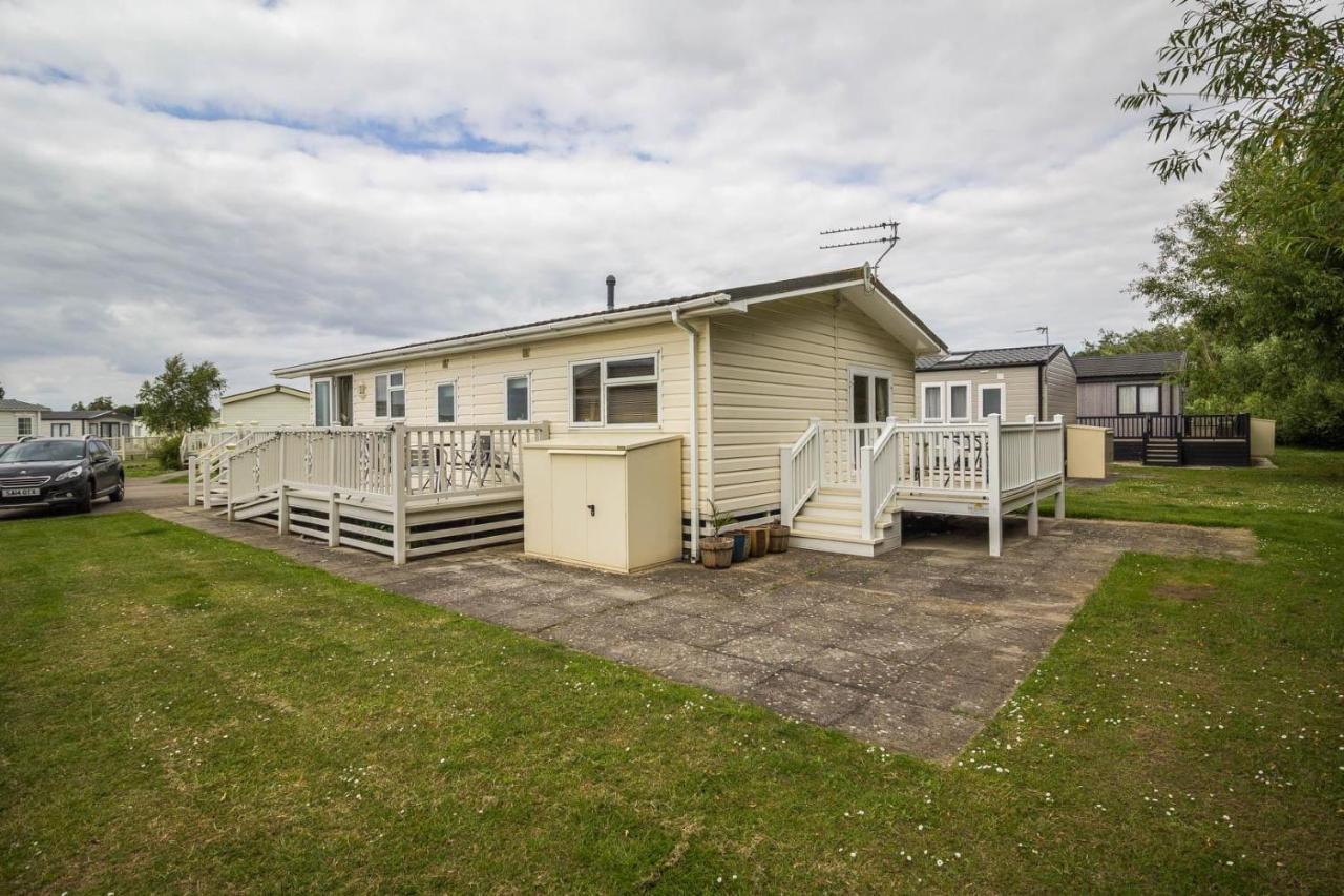 Luxury 5 Berth At Manor Park With Huge Decking In Ref 23198k Lodge