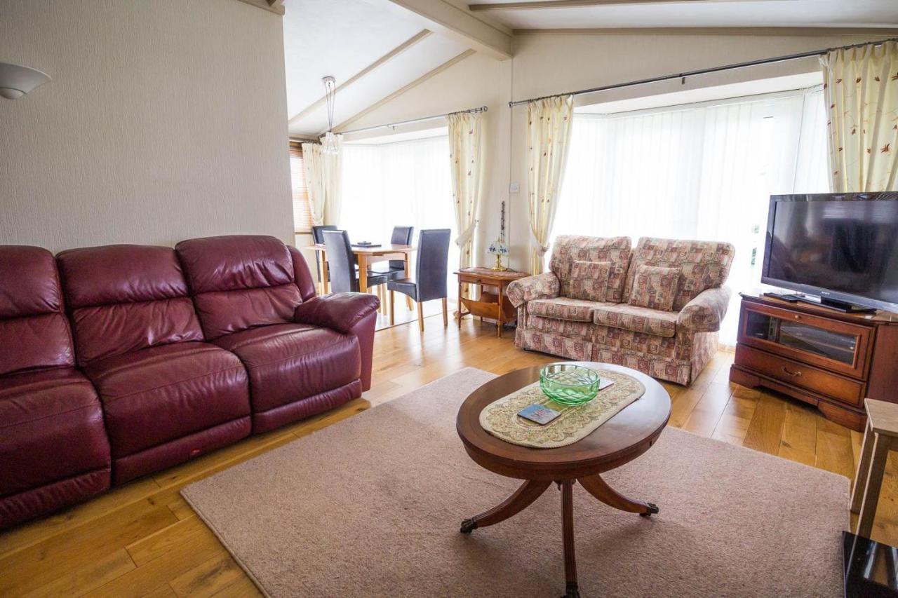 Lodge Luxury 5 Berth At Manor Park With Huge Decking In Ref 23198k *