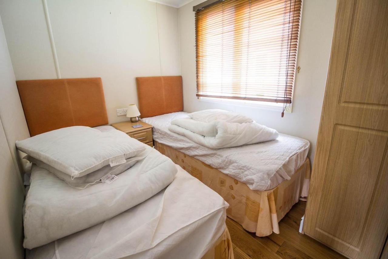 Luxury 5 Berth At Manor Park With Huge Decking In Ref 23198k *