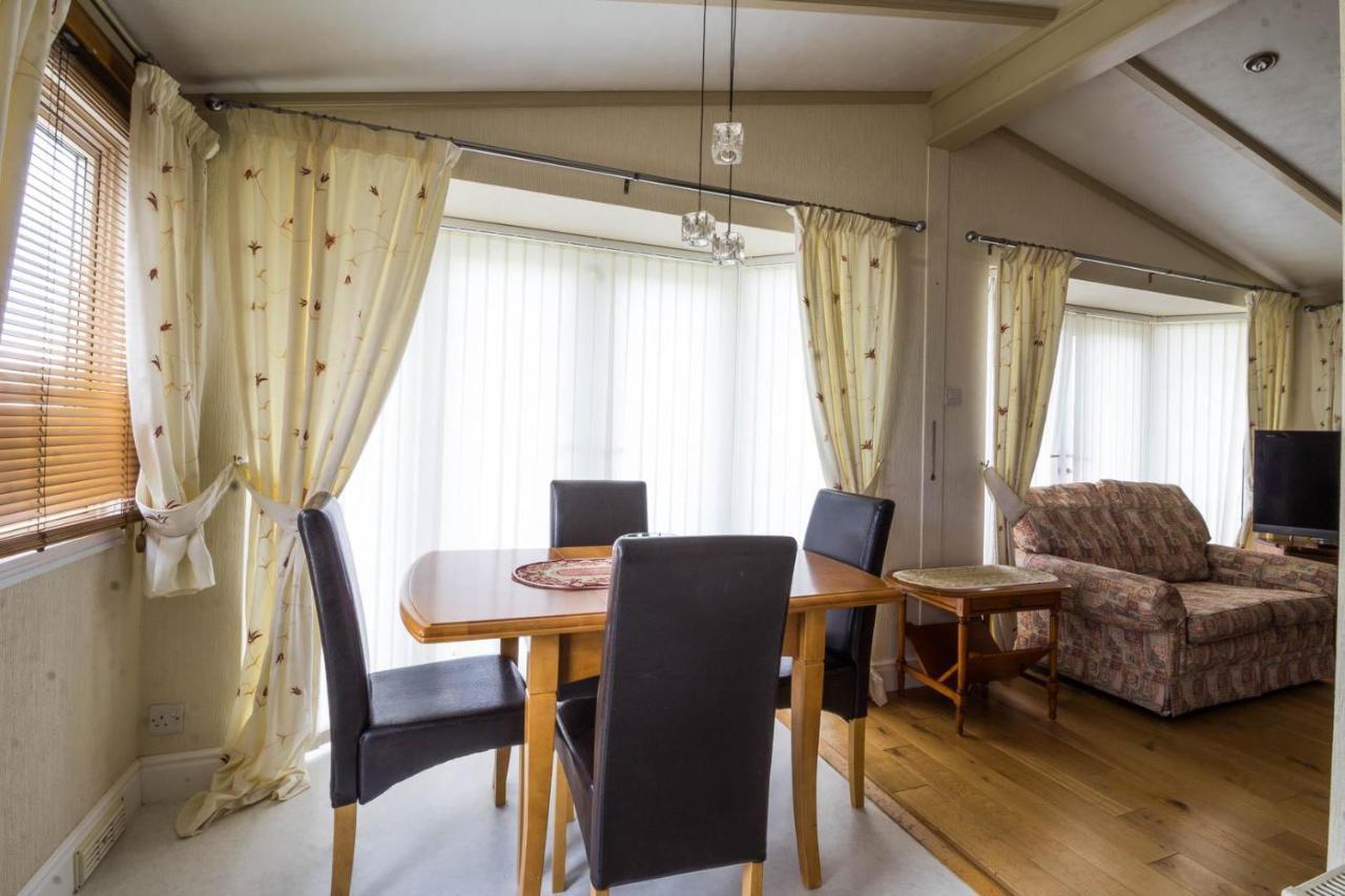 Lodge Luxury 5 Berth At Manor Park With Huge Decking In Ref 23198k Hunstanton