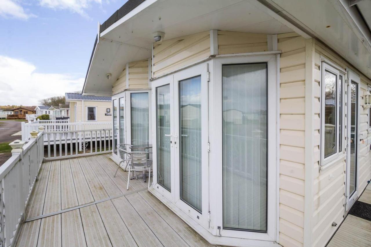 Luxury 5 Berth At Manor Park With Huge Decking In Ref 23198k Hunstanton