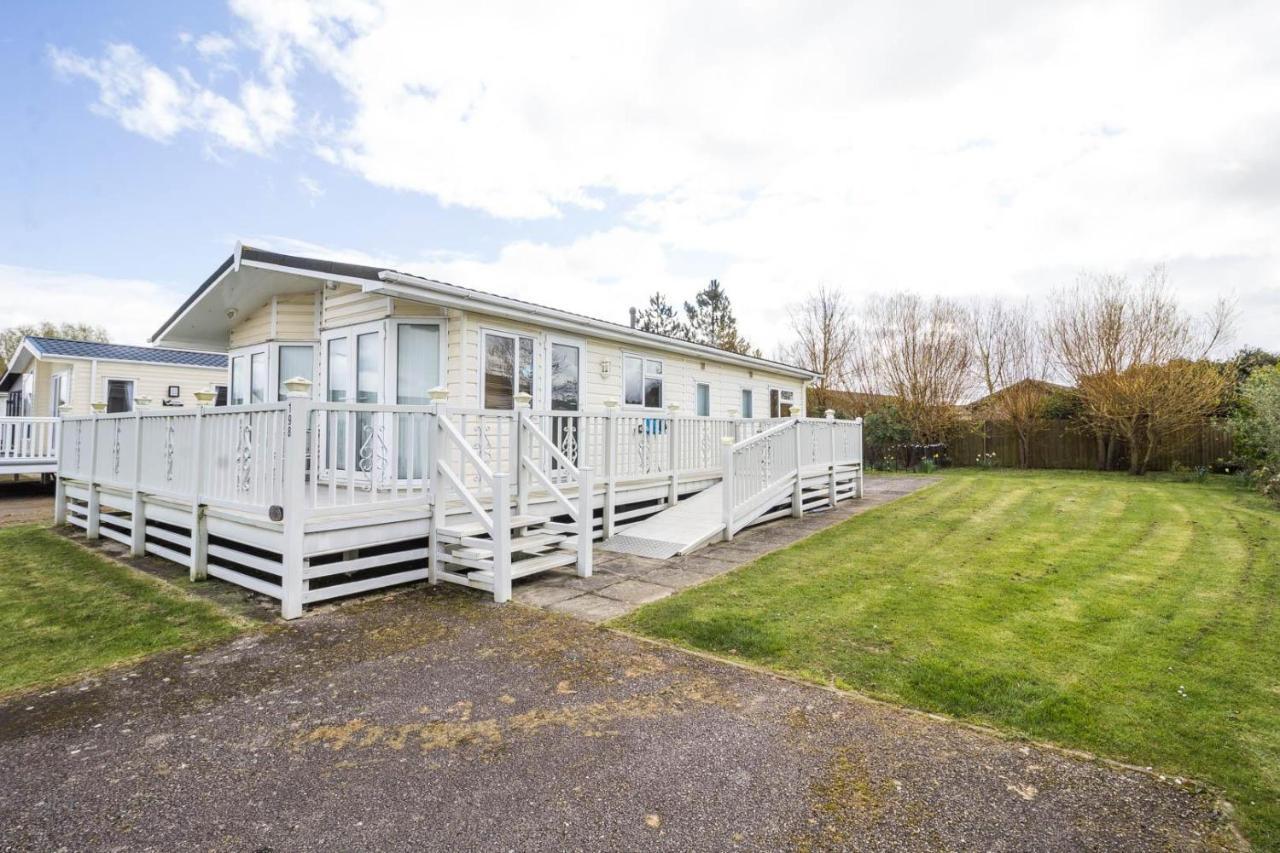 Luxury 5 Berth At Manor Park With Huge Decking In Ref 23198k * Hunstanton