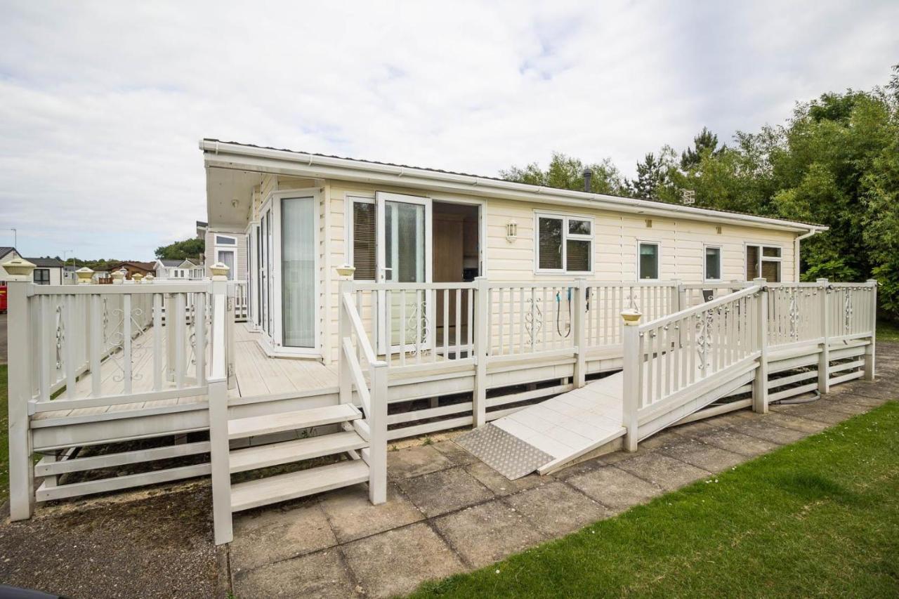 Luxury 5 Berth At Manor Park With Huge Decking In Ref 23198k *