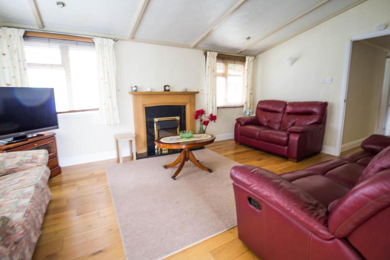Luxury 5 Berth At Manor Park With Huge Decking In Ref 23198k