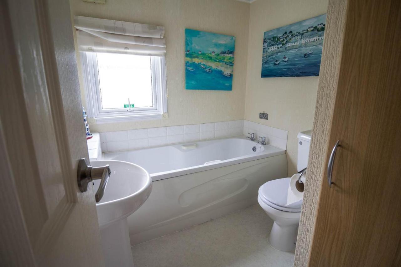 Luxury 5 Berth At Manor Park With Huge Decking In Ref 23198k Lodge *