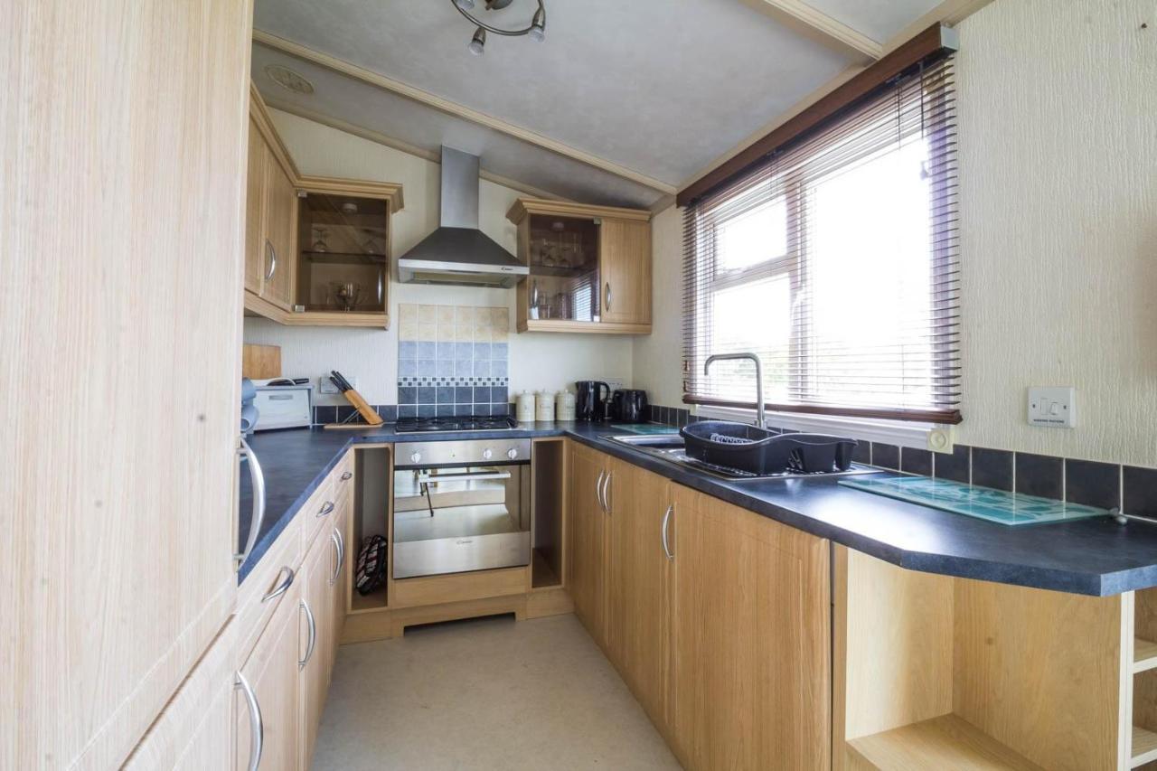 Lodge Luxury 5 Berth At Manor Park With Huge Decking In Ref 23198k *