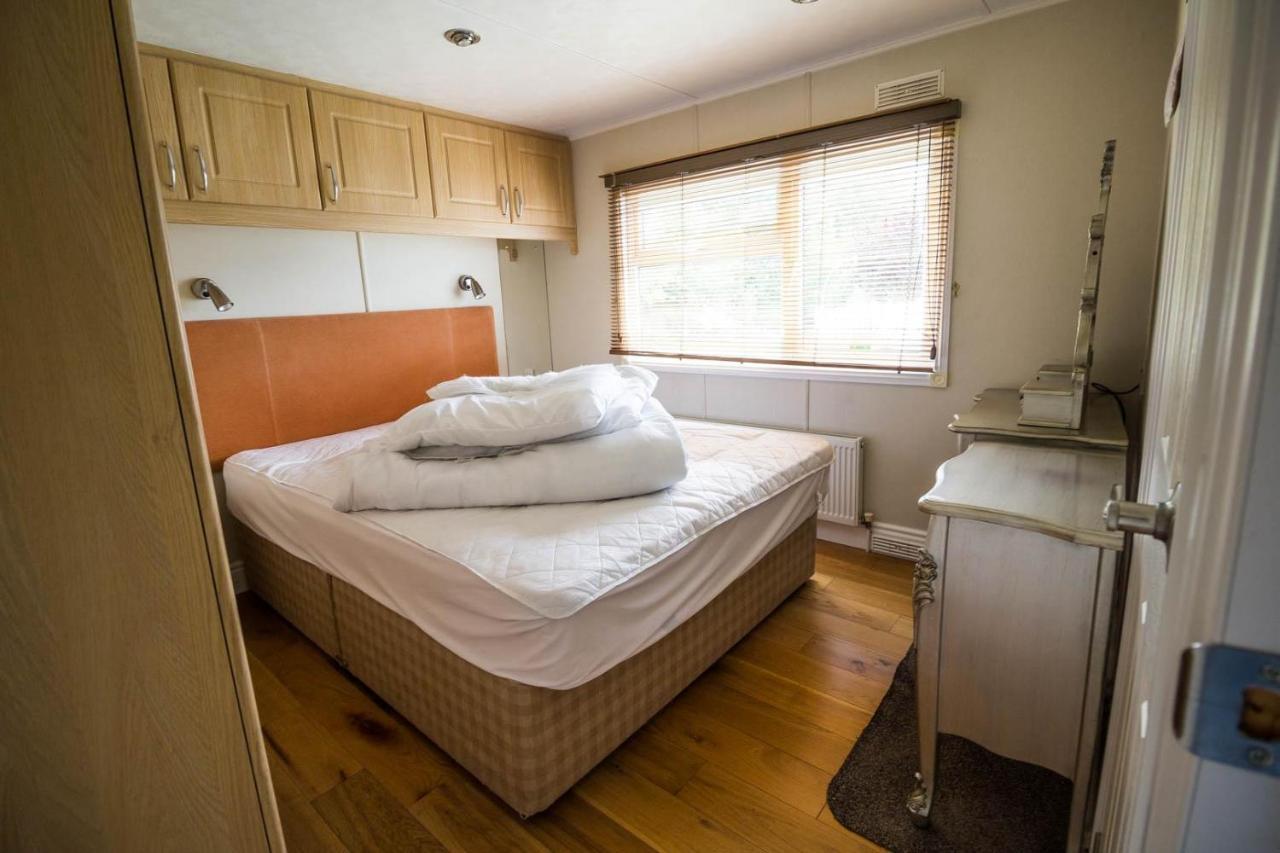 Luxury 5 Berth At Manor Park With Huge Decking In Ref 23198k *