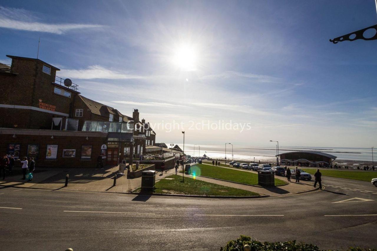 Luxury 5 Berth At Manor Park With Huge Decking In Ref 23198k Lodge *